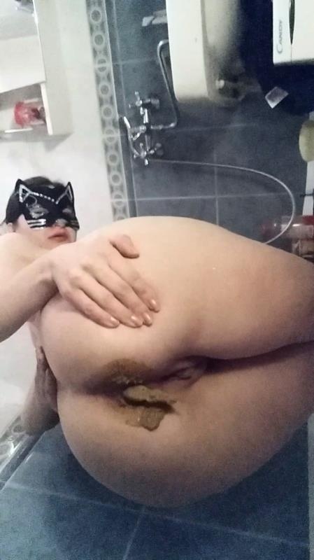 Sitting and total smearing in bathroom 2025 - nastygirl (SD)