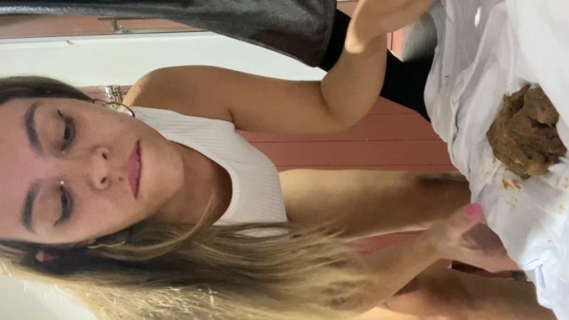 SHITTING in the dressing room of a clothing 2026 - ElleClarkScatQueen (UltraHD/4K)